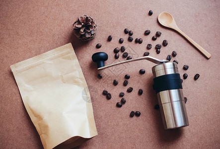咖啡研磨机和加咖啡豆袋图片