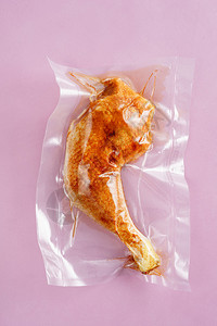 鸡腿被密封在一个密封塑料袋中准备图片