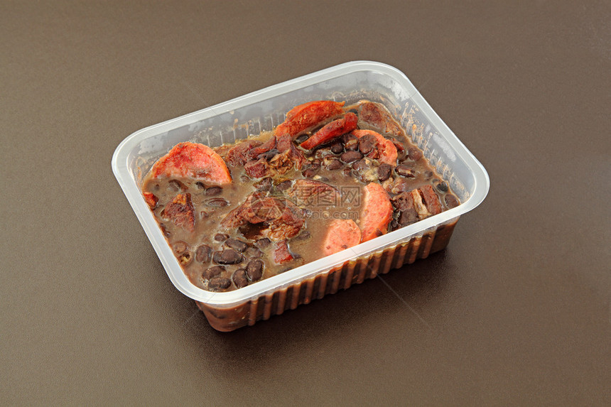 巴西的Feijoada在一个冷冻食品包里或去包裹图片