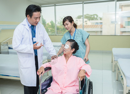 越南医生与坐在轮椅上的女病人交图片