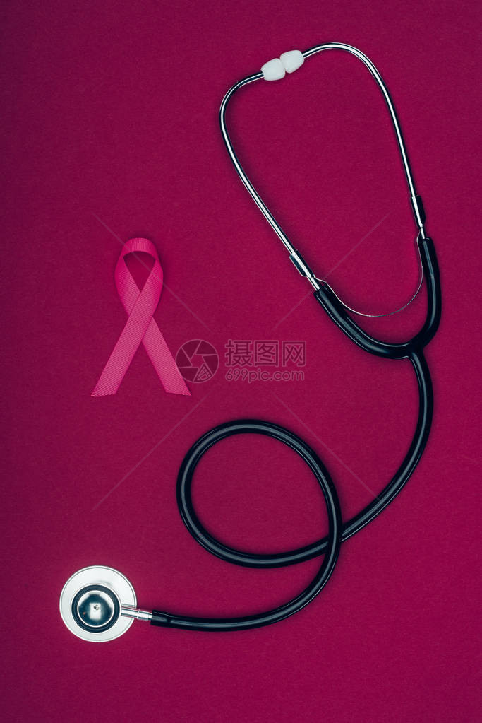 听诊镜和粉色乳腺癌认知丝带图片