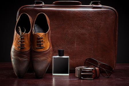 男士皮鞋和手提箱图片