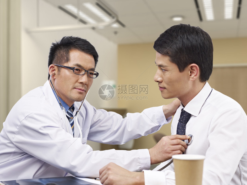 亚洲医生用听诊器检查病人图片