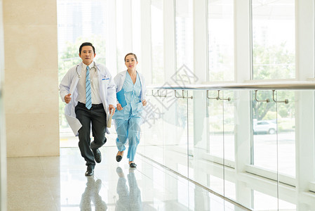 越南严重医生和护士在医院走廊跑背景图片