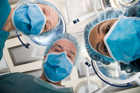 在手术室俯视的外科医生图片