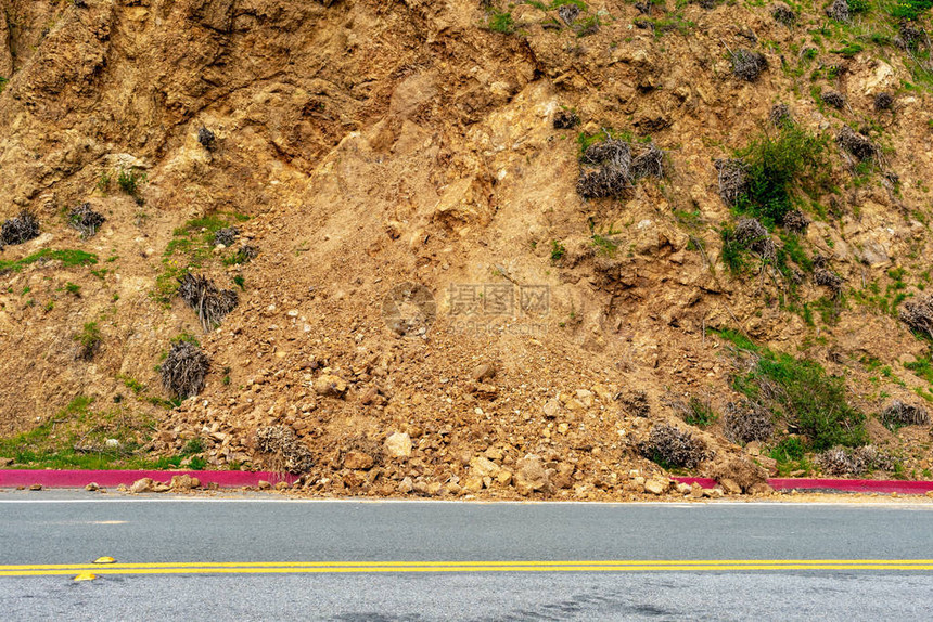 冬季暴雨后陡坡上农村道路上的山体滑坡碎片散落的滑坡碎片覆盖了高速公路图片