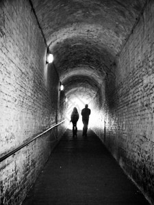 古老的黑暗行人隧道图片
