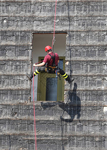 在消防演习期间登山消防员绳降图片