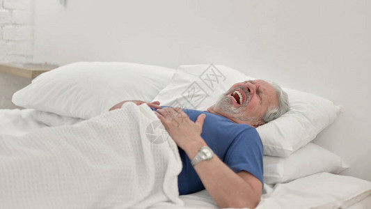 老人在床上醒来胸痛背景图片