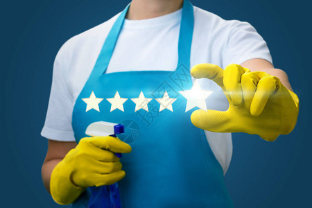 清洁女工在蓝色背景上展图片