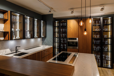 现代厨房内装有玻璃柜和装饰灯泡图片