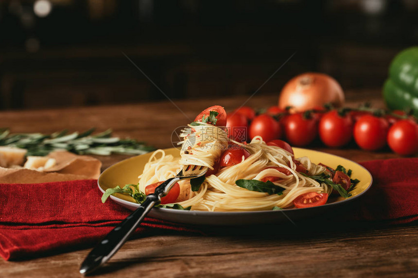 传统意大利意大利意面番茄和黄图片