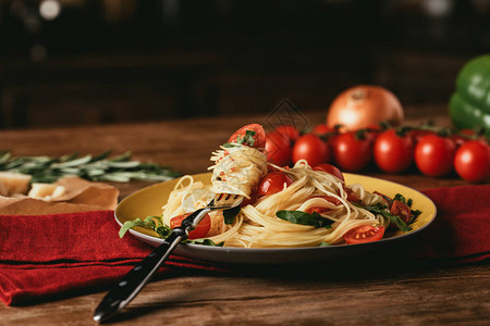 传统意大利意大利意面番茄和黄图片