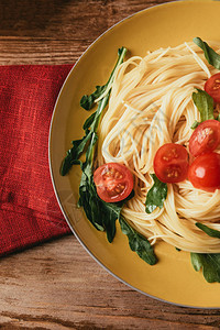 盘子里有西红柿和黄瓜的传统意大利意图片