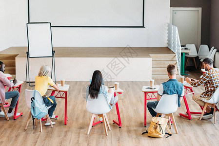 一组青年学生在教室内共坐一图片