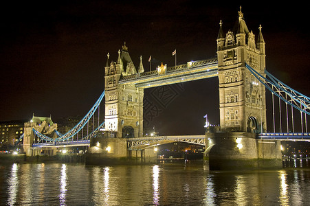 英国泰晤士河伦敦桥的夜景图片