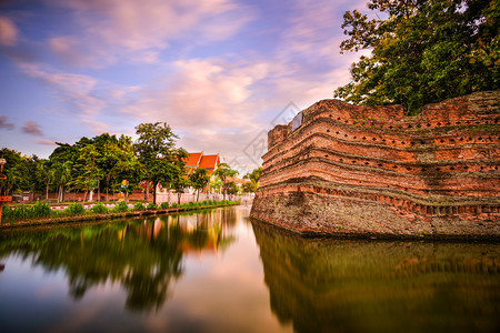 清迈泰国古城墙和护城河图片