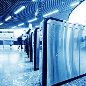上海出口地铁站的乘客背景图片