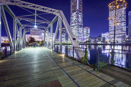 日本横滨港未来公园和人行天桥图片