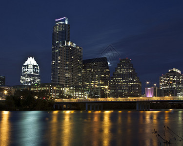 德克萨斯州奥斯汀夜视天际水中背景图片