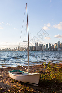 单艘帆船在多伦岛瓦德岛安大略湖沙岸上海滩图片