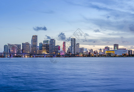 夜幕下迈阿密市内天线全景与城市摩图片