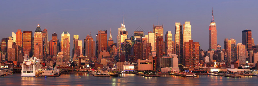 纽约市曼哈顿天线日落时的全景与帝国大厦时代广场和摩天大楼一起图片