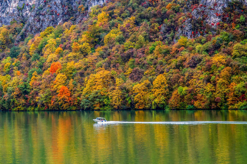 多瑙河峡谷的秋天图片