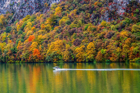 多瑙河峡谷的秋天图片