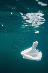 塑料袋在海面下漂浮图片