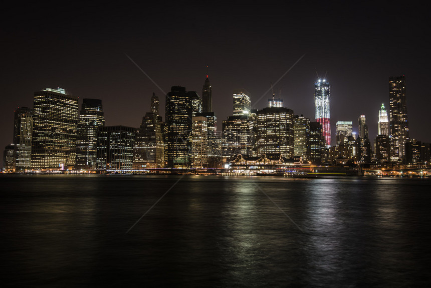 纽约市曼哈顿晚上从图片