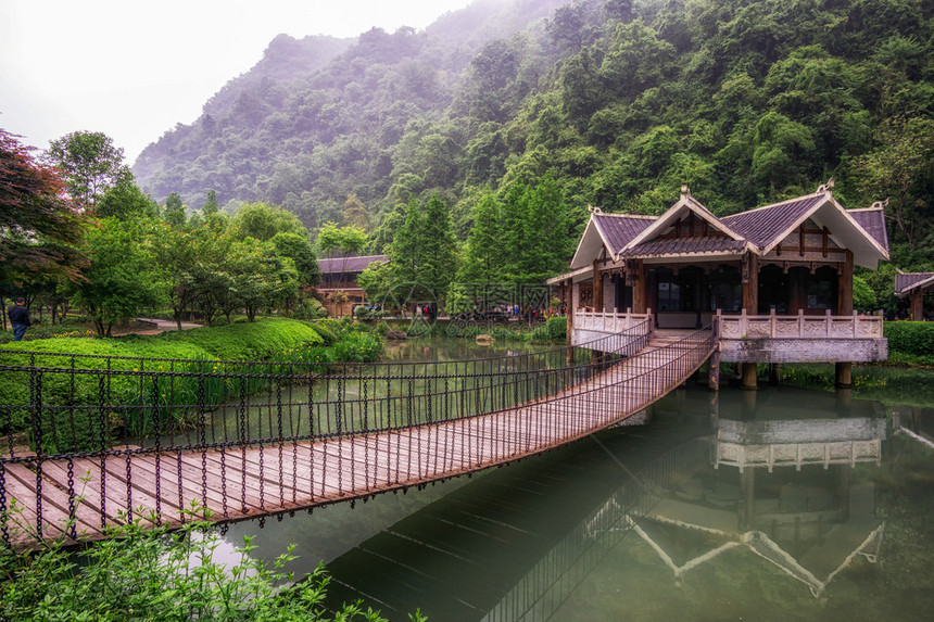 Zhangjiajie入口公园布景场的广隆东风景区图片