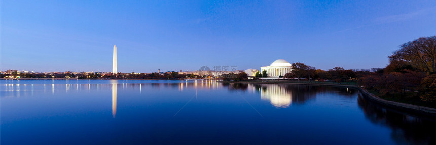 Jefferson纪念在美国华盛顿的蒂达尔盆图片