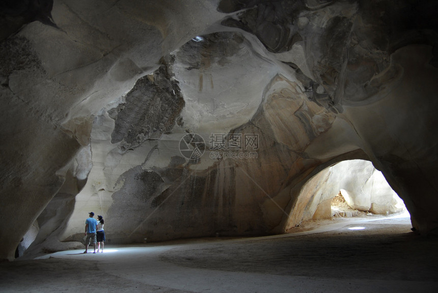 2008年日在BetGuvrinMaresha公园最大的钟形洞穴的游客它是由可追溯到公元49世纪的通道连接的一系列8图片