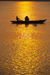 印度游客的剪影在印度瓦拉纳西的恒河上图片