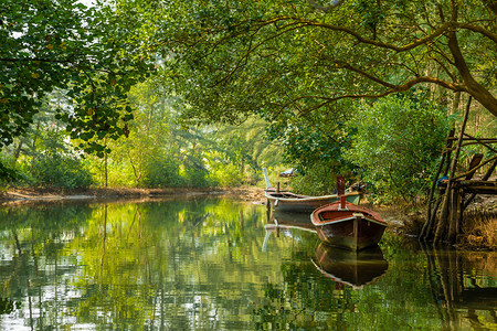 泰国纳扬普吉和绿船架图片