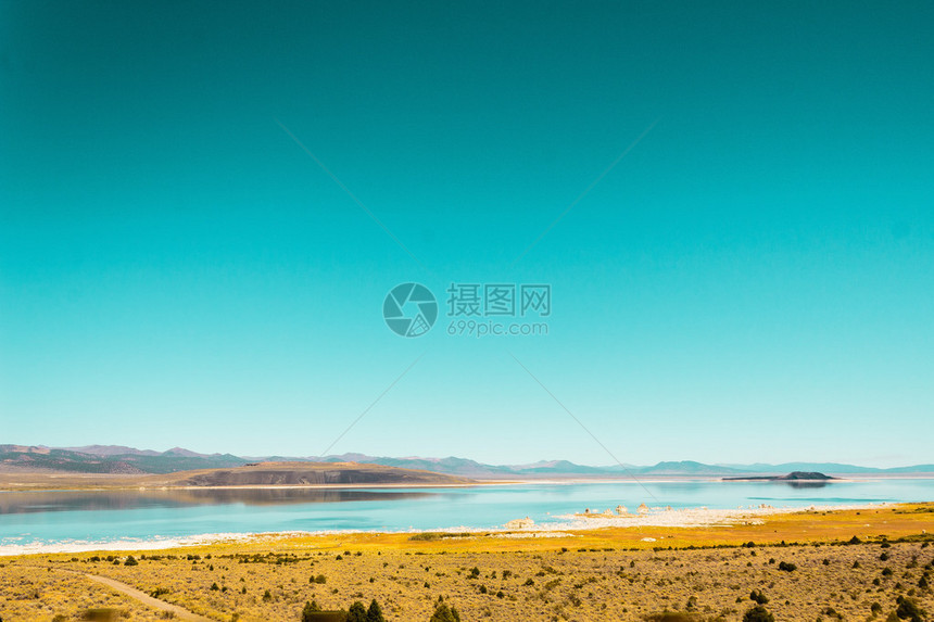 加利福尼亚和内华达附近沙漠中湖泊图片