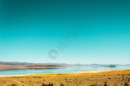 加利福尼亚和内华达附近沙漠中湖泊图片