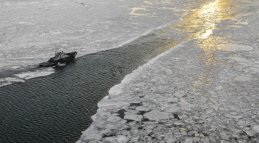 小型破冰船在河中破冰图片