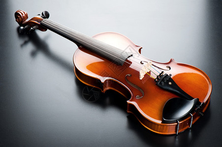 黑色背景上的特写新古典小提琴图片