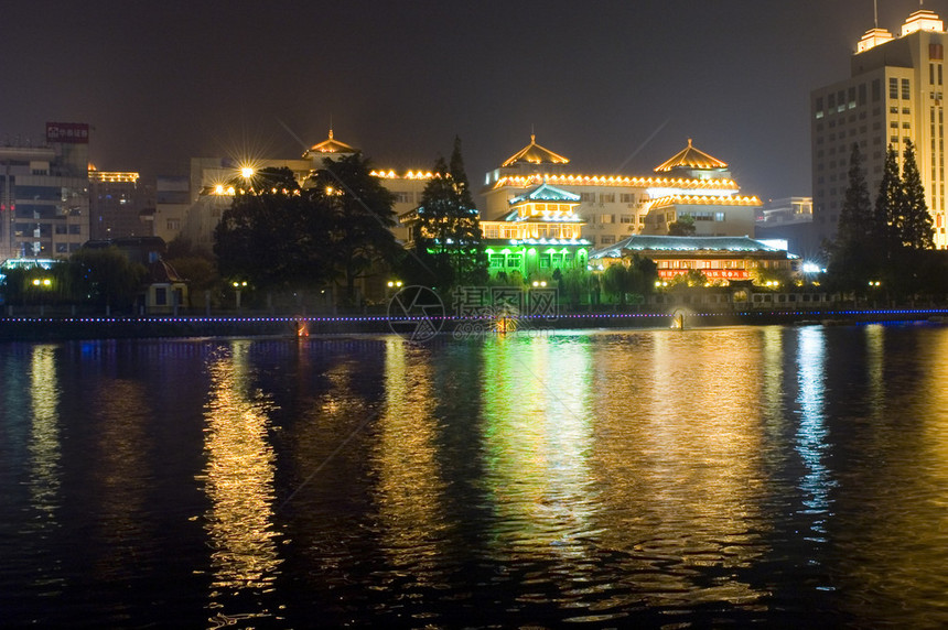 江苏省南东市的夜景著名的豪江河城图片