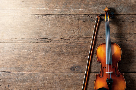 木制背景上的特写新古典小提琴图片