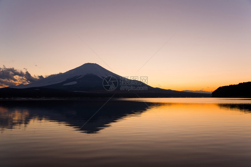 日本落时的富士山图片