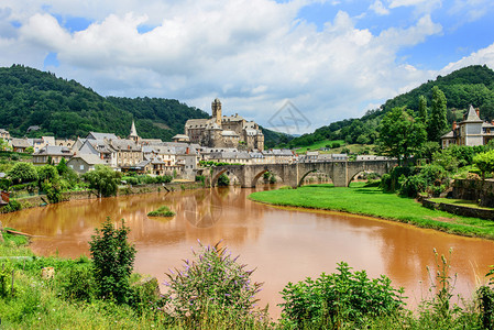 Estaing中世纪村在法国背景图片