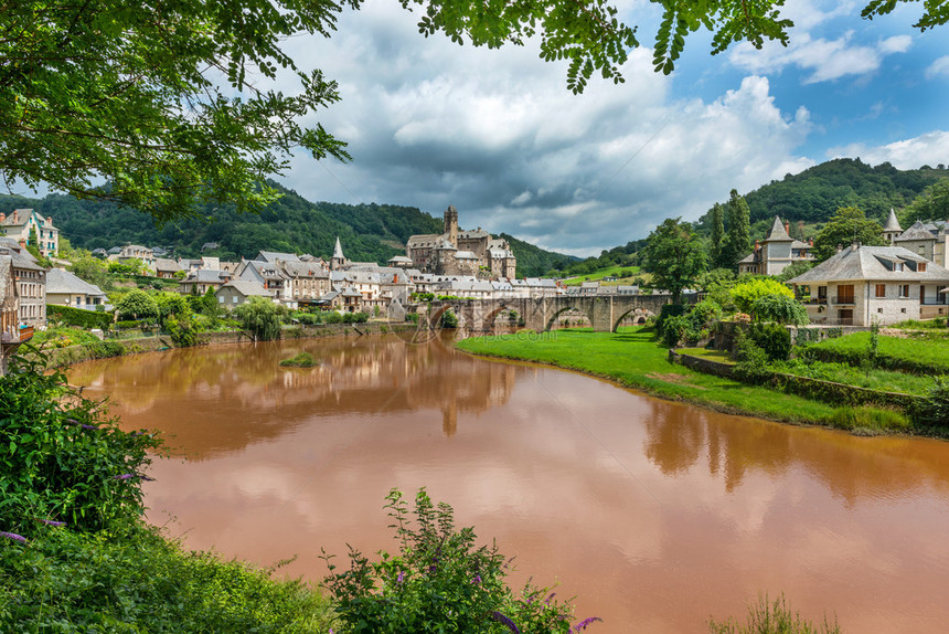 Estaing中世纪村在法国图片