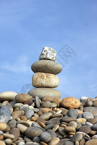 孤立的平衡砂石堆图片