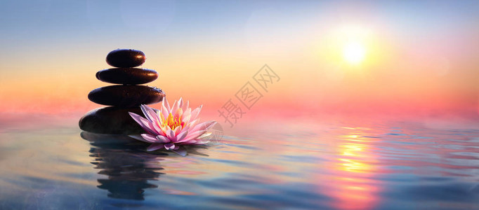 Zen概念日落湖中的图片