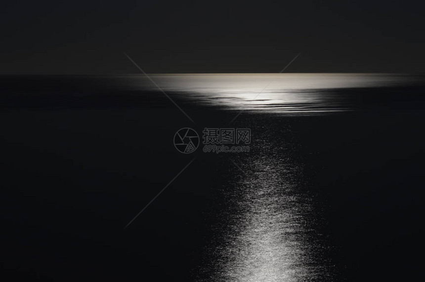 满月之夜的地中海图片