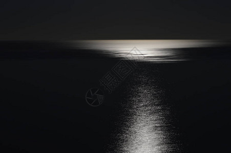满月之夜的地中海背景图片