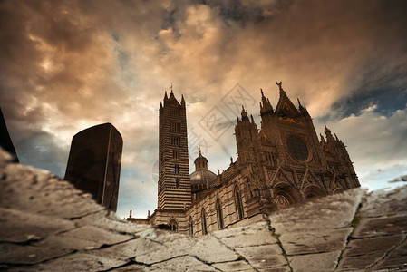 雨后锡耶纳大教堂的反射是意大利中世纪图片